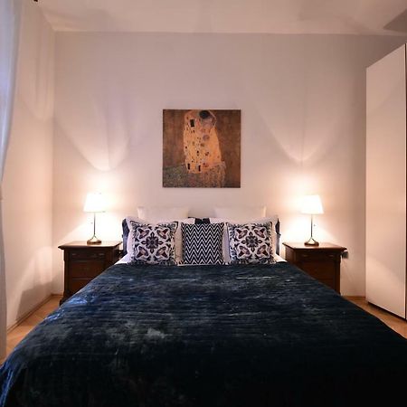 Cozy Flat By The Astronomical Clock Lägenhet Prag Exteriör bild