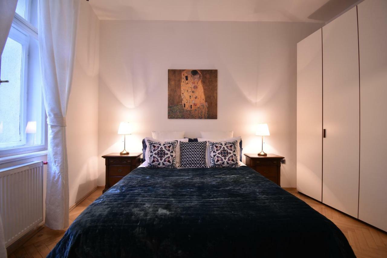 Cozy Flat By The Astronomical Clock Lägenhet Prag Exteriör bild