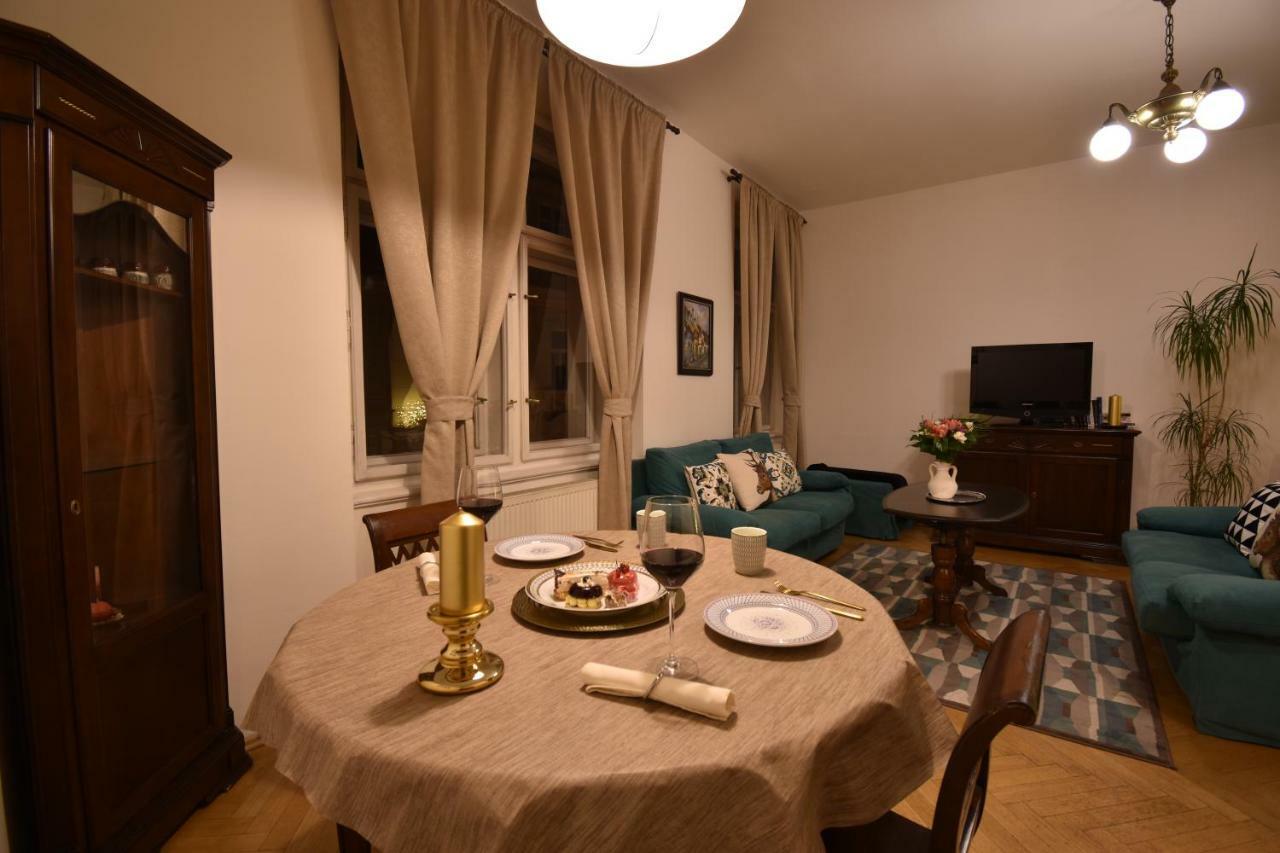 Cozy Flat By The Astronomical Clock Lägenhet Prag Exteriör bild