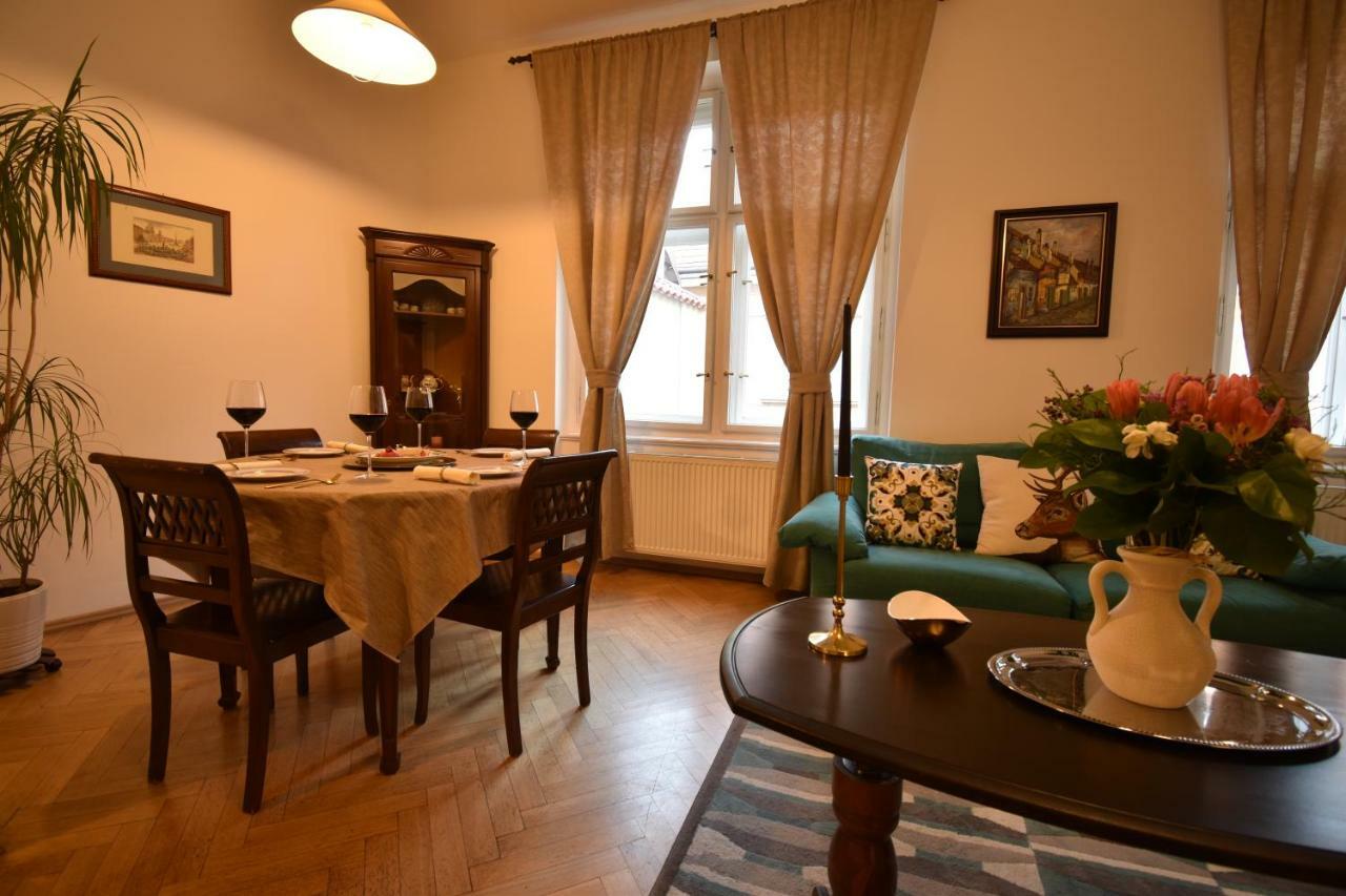 Cozy Flat By The Astronomical Clock Lägenhet Prag Exteriör bild