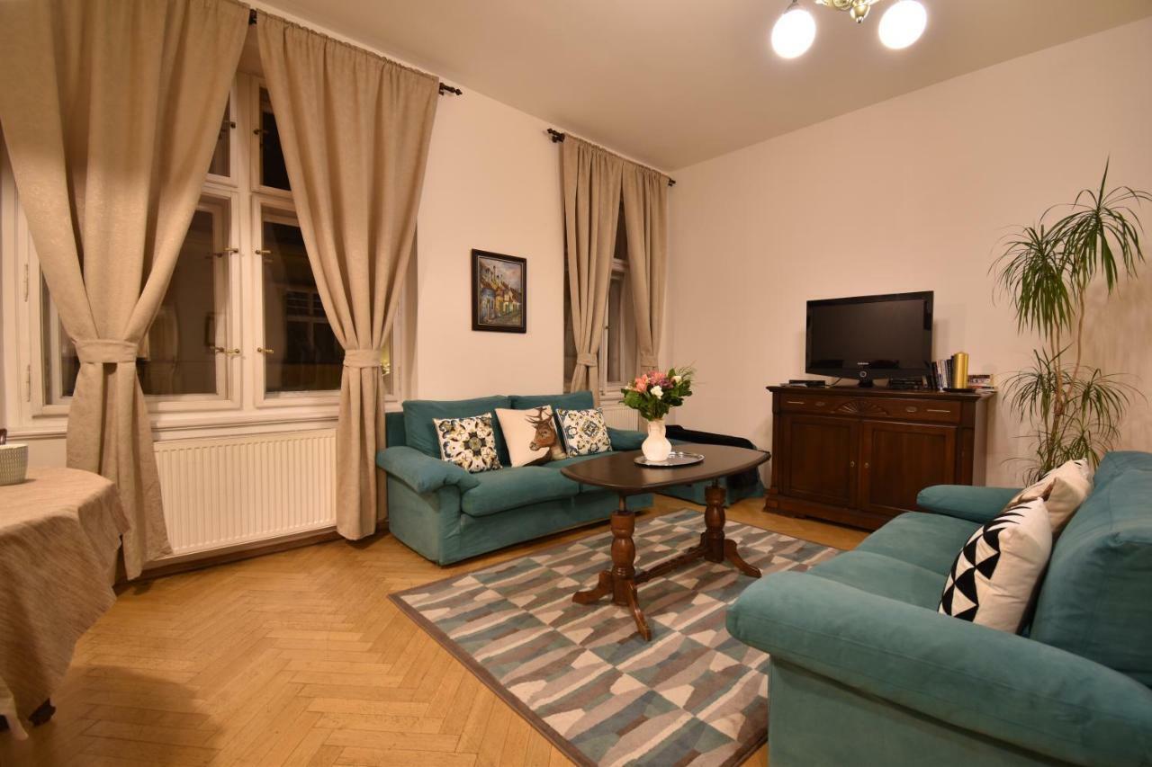 Cozy Flat By The Astronomical Clock Lägenhet Prag Exteriör bild
