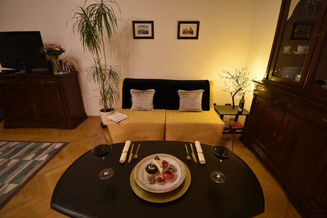 Cozy Flat By The Astronomical Clock Lägenhet Prag Exteriör bild