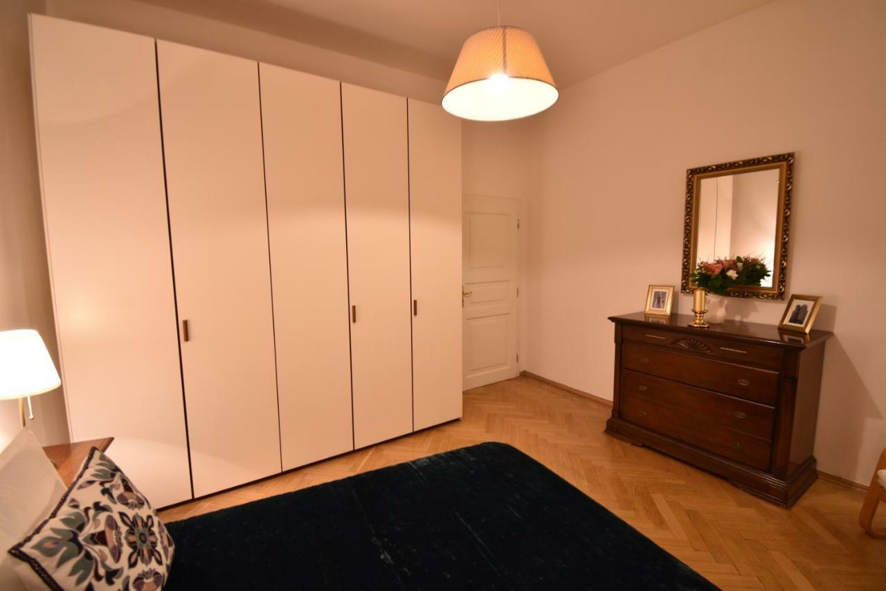 Cozy Flat By The Astronomical Clock Lägenhet Prag Exteriör bild