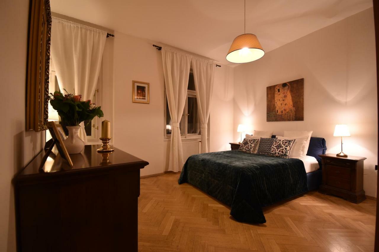 Cozy Flat By The Astronomical Clock Lägenhet Prag Exteriör bild
