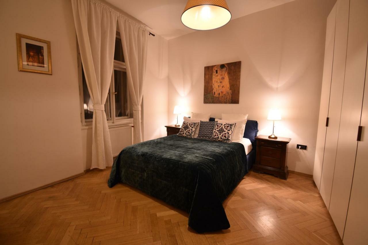 Cozy Flat By The Astronomical Clock Lägenhet Prag Exteriör bild