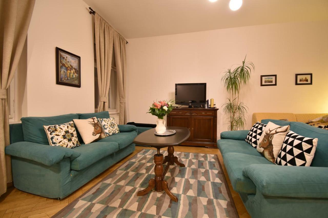 Cozy Flat By The Astronomical Clock Lägenhet Prag Exteriör bild