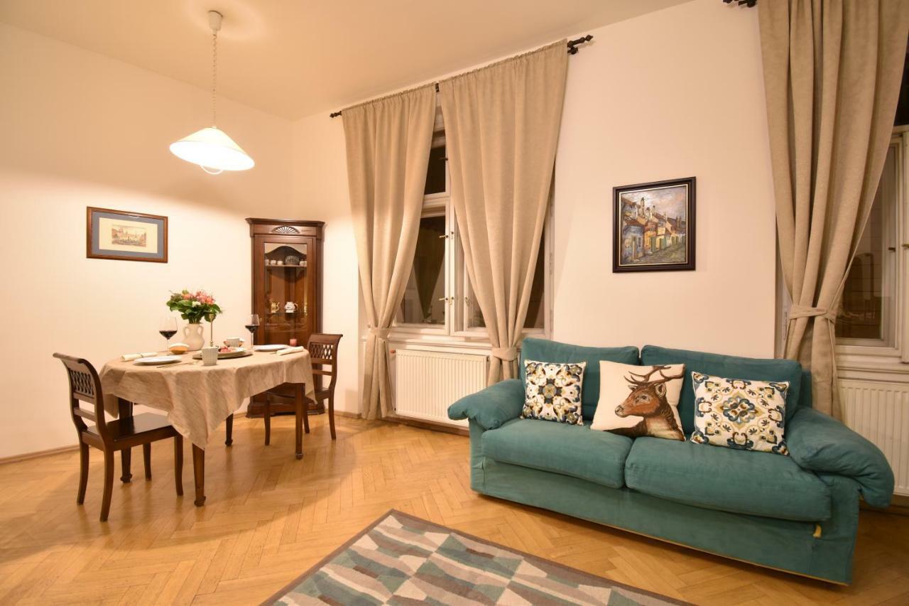 Cozy Flat By The Astronomical Clock Lägenhet Prag Exteriör bild
