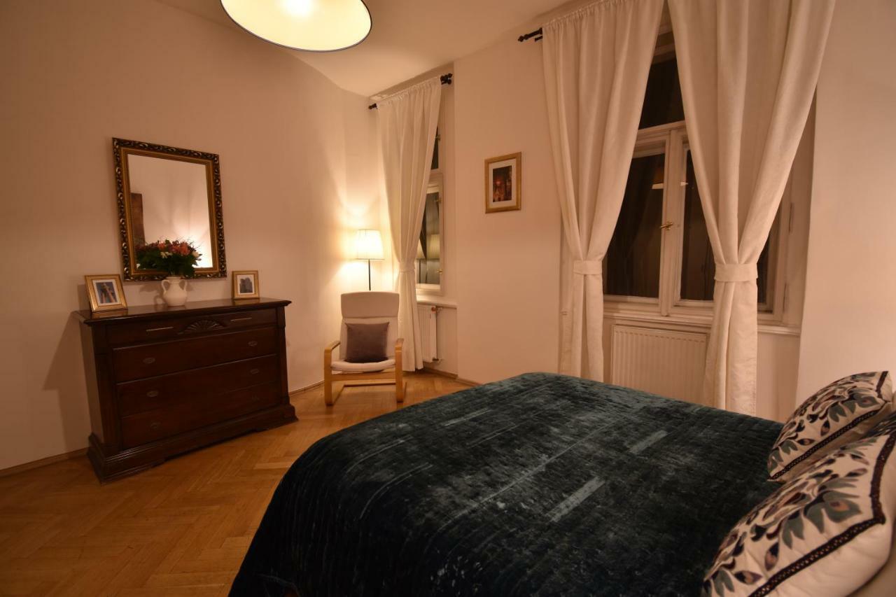 Cozy Flat By The Astronomical Clock Lägenhet Prag Exteriör bild