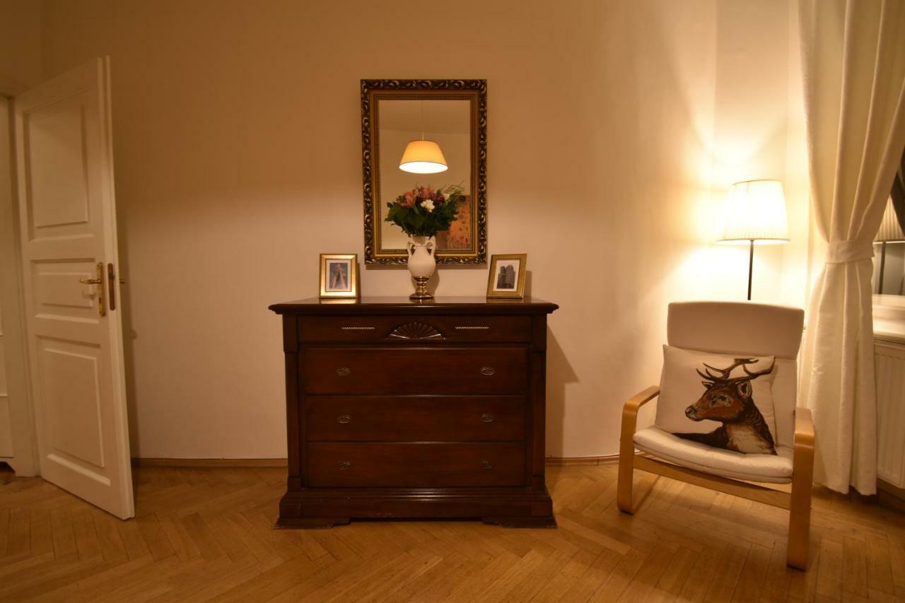 Cozy Flat By The Astronomical Clock Lägenhet Prag Exteriör bild