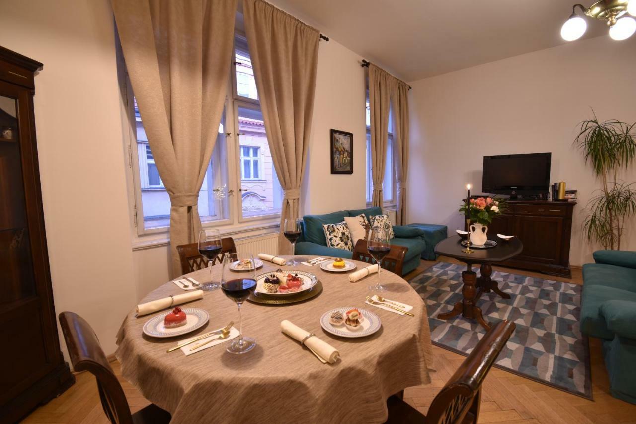 Cozy Flat By The Astronomical Clock Lägenhet Prag Exteriör bild