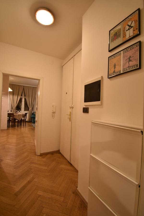 Cozy Flat By The Astronomical Clock Lägenhet Prag Exteriör bild